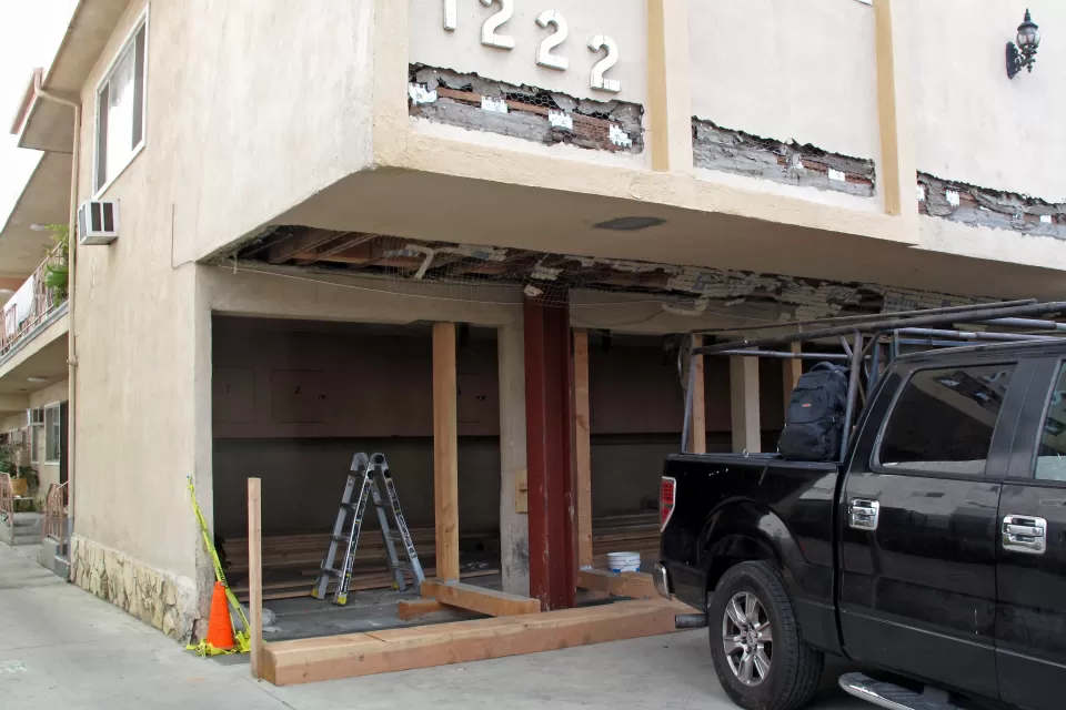 2-story Los Angeles dingbat apartment building getting soft-story seismic retrofit for earthquake safety